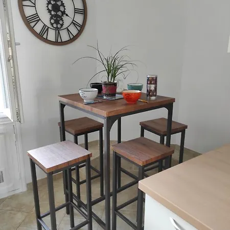 Pretty And Quiet Floor 2 Bedroom Flat In The Port Area Of *