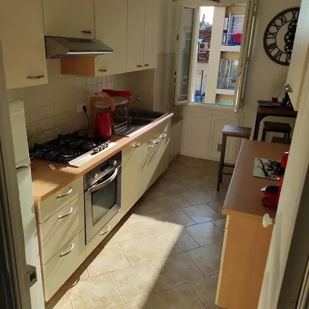 Pretty And Quiet Floor 2 Bedroom Flat In The Port Area Of * Nice