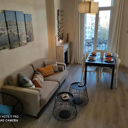 Pretty And Quiet Floor 2 Bedroom Flat In The Port Area Of Nice