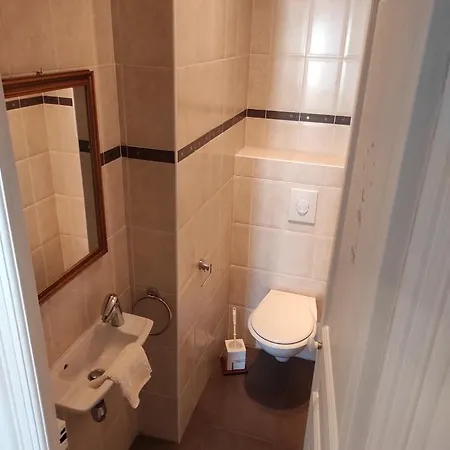 Pretty And Quiet Floor 2 Bedroom Flat In The Port Area Of Nice